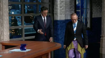 Extravagantes pantalones en púrpura y amarillo a cuadros usados por David Sedaris en The Late Show con Stephen Colbert