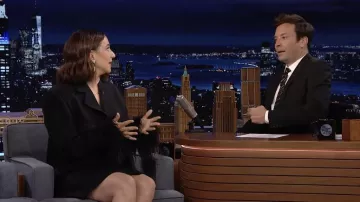 Veste blazer à manches de plumes en noir portée par Maya Rudolph dans The Tonight Show Starring Jimmy Fallon le 22 juin 2022