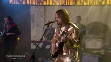 Veste et pantalon Fringe Gold portés par Kevin Morby comme on le voit dans Jimmy Kimmel Live!
