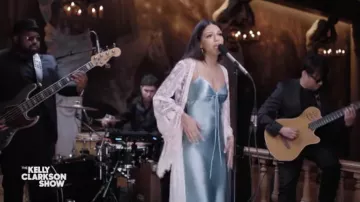 Cárdigan largo de punto en blanco usado por Saleka en The Kelly Clarkson Show