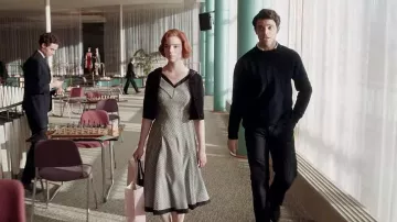 Robe à carreaux avec une garniture noire portée par Beth Harmon (Anya Taylor-Joy) telle que vue dans la série télévisée The Queen’s Gambit (saison 1 épisode 4)