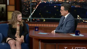 Vestido estampado usado por Matilda Lawler como se ve en The Late Show con Stephen Colbert