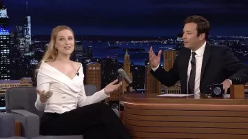 Haut blanc porté par Evan Rachel Wood dans The Tonight Show Starring Jimmy Fallon le 23 juin 2022