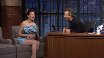 Robe Blue Off Shoulder portée par Jenny Slate dans Late Night with Seth Meyers
