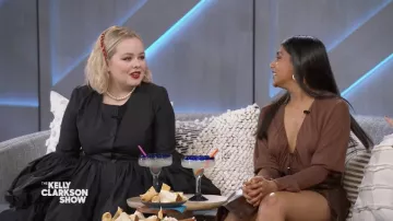 Vestido negro usado por Nicola Coughlan como se ve en The Kelly Clarkson Show