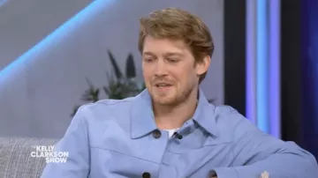 Chaqueta de ante azul usada por Joe Alwyn como se ve en The Kelly Clarkson Show