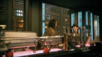 La camisa amarilla estampada usada por Klaus Hargreeves (Robert Michael Sheehan) en la serie Umbrella Academy (Temporada 3 Episodio 2)