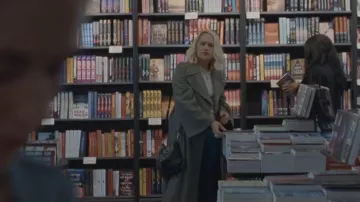 Manteau porté dans la scène de la librairie par Melissa (Jemima Kirke) comme on le voit dans Conversations with Friends (saison 1 épisode 7)