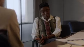 Chaleco de traje a rayas usado por Danielle Poole (Krys Marshall) en los atuendos de la serie de televisión For All Mankind (Temporada 3 Episodio 3)