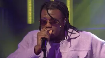 Lunettes de soleil violettes portées par Pheelz comme on le voit dans Late Night with Seth Meyers