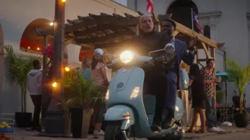 Piaggio Vespa Scooter en bleu conduit par Randy (Woody Harrelson) vu dans le film The Man From Toronto