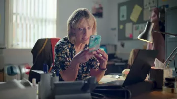 Chemise chemisier à fleurs portée par Jess (Claudie Blakley) vue dans la série télévisée Man Vs Bee (S01E04)