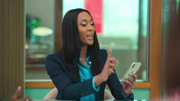 Camisa de blusa azul usada por Sofía Salinas (Mj Rodriguez) como se ve en el vestuario de la serie de televisión Loot (S01E01)