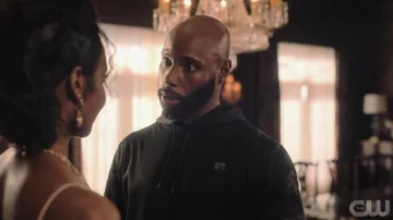 Russell Athletic Hoodie usado por Isaac Vega (Marquise Vilsón) como se ve en el programa de televisión Tom Swift (S01E04)