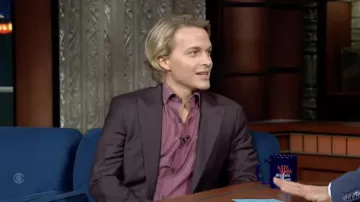 Camisa formal rosa usada por Ronan Farrow como se ve en The Late Show with Stephen Colbert