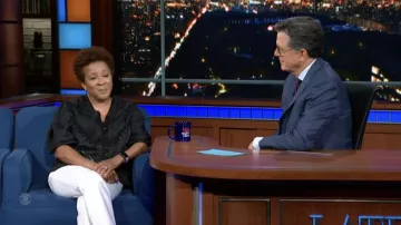 Camisa de blusa negra usada por Wanda Sykes como se ve en The Late Show con Stephen Colbert