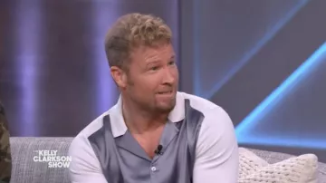 Camisa blanca plateada usada por Brian Littrell como se ve en The Kelly Clarkson Show
