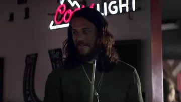 Collares de plata usados por Craig Cody (Ben Robson) como se ve en el programa de televisión Animal Kingdom (S06E03)