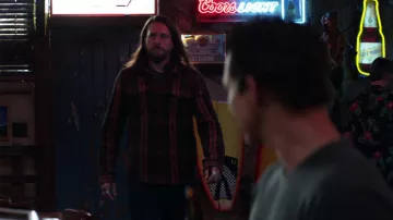 Camisa a cuadros usada por Craig Cody (Ben Robson) como se ve en los atuendos de la serie de televisión Animal Kingdom (S06E03)