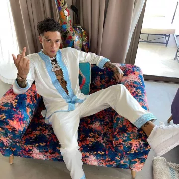 La chemise blanche et brodée bleue portée par Central Cee sur son compte Instagram