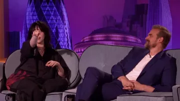 Camisa oversize impresa usada por Billie Eilish como se ve en The Late Late Show con James Corden 