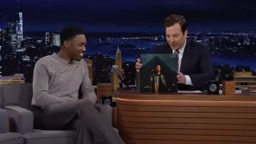 Pull gris porté par Giveon vu dans The Tonight Show Starring Jimmy Fallon