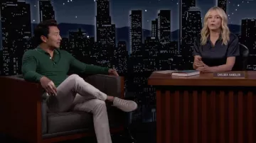 Polo vert porté par Simu Liu comme vu dans Jimmy Kimmel Live!