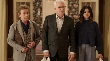 Pull porté par Mabel Mora (Selena Gomez) vu dans Only Murders in the Building (Saison 2 Episode 1)