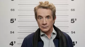 Bufanda verde estampada usada por Oliver Putnam (Martin Short) como se ve en Only Murders in the Building (S02E01)