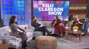 Vestido granate usado por Katie Lowes como se ve en The Kelly Clarkson Show