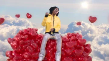 La veste jaune portée par Lil Tecca dans son clip Out of Love