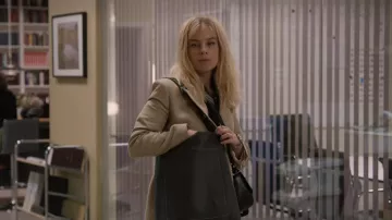 Le sac à main en cuir porté par Sofie Rydman (Ida Engvoll) dans la série Love & Anarchy (Saison 2 Épisode 2)