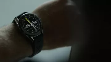 Montre numérique de sport portée par Abnesti (Chris Hemsworth) comme on le voit dans le film Spiderhead