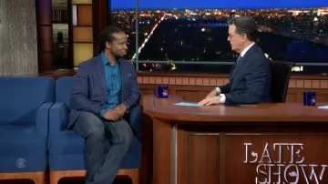 Camisa formal azul lago usada por Ibram X. Kendi como se ve en The Late Show con Stephen Colbert