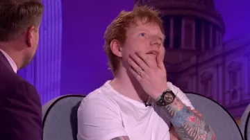 Reloj negro usado por Ed Sheeran como se ve en The Late Late Show con James Corden