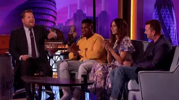 Suéter amarillo usado por John Boyega como se ve en The Late Late Show con James Corden