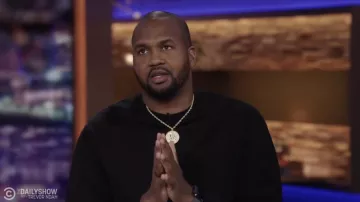 Collier pendentif médaille d’or porté par Van Lathan Jr. dans The Daily Show