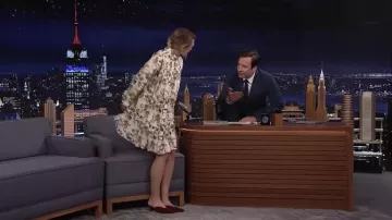 Robe florale portée par Elizabeth Olsen vue dans The Tonight Show Starring Jimmy Fallon