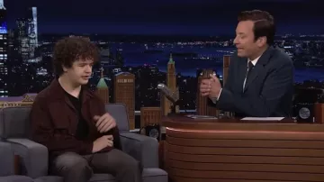 Veste brune portée par Gaten Matarazzo dans The Tonight Show Starring Jimmy Fallon