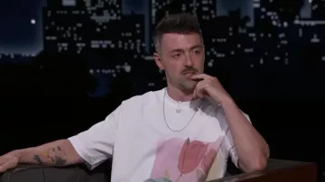T-shirt blanc imprimé porté par Matteo Lane comme on le voit dans Jimmy Kimmel Live!