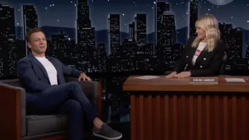 Baskets grises portées par Taron Egerton dans Jimmy Kimmel Live!