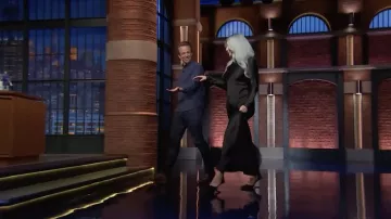 Vestido largo de seda negra usado por Kesha en Late Night with Seth Meyers