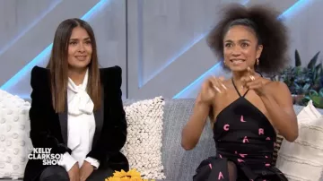 Vestido negro con letras de hombro usado por Lauren Ridloff en The Kelly Clarkson Show