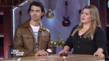 Chaqueta de cuero marrón usada por Joe Jonas como se ve en The Kelly Clarkson Show