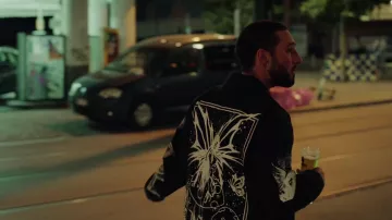 La veste imprimée portée par Primero dans son clip Capricorne