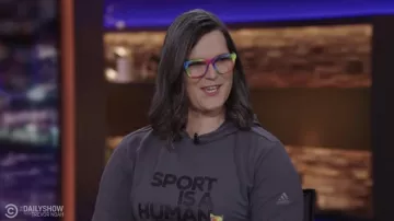 Lunettes multicolores portées par Veronica Ivy dans The Daily Show avec Trevor Noah