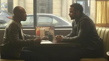 Veste en cuir portée par John Diggle (David Ramsey) vue dans Superman & Lois (S02E15)