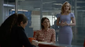 La chemise colorée portée par Taylor Rentzel (MacKenzie Meehan) dans la série Bull (Saison 6 Episode 22)
