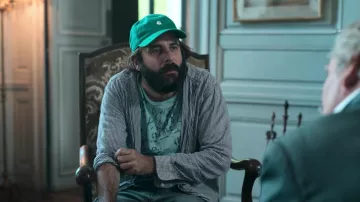Camiseta impresa usada por René Vidal (Vincent Macaigne) como se ve en el vestuario de la serie de televisión Irma Vep (Temporada 1 Episodio 5)