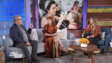 Vestido largo naranja usado por Britt Lower como se ve en The Kelly Clarkson Show